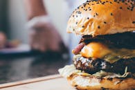 芝士汉堡配上多汁的牛肉馅饼和芝麻面包，美味又可口，非常适合作为午餐享用