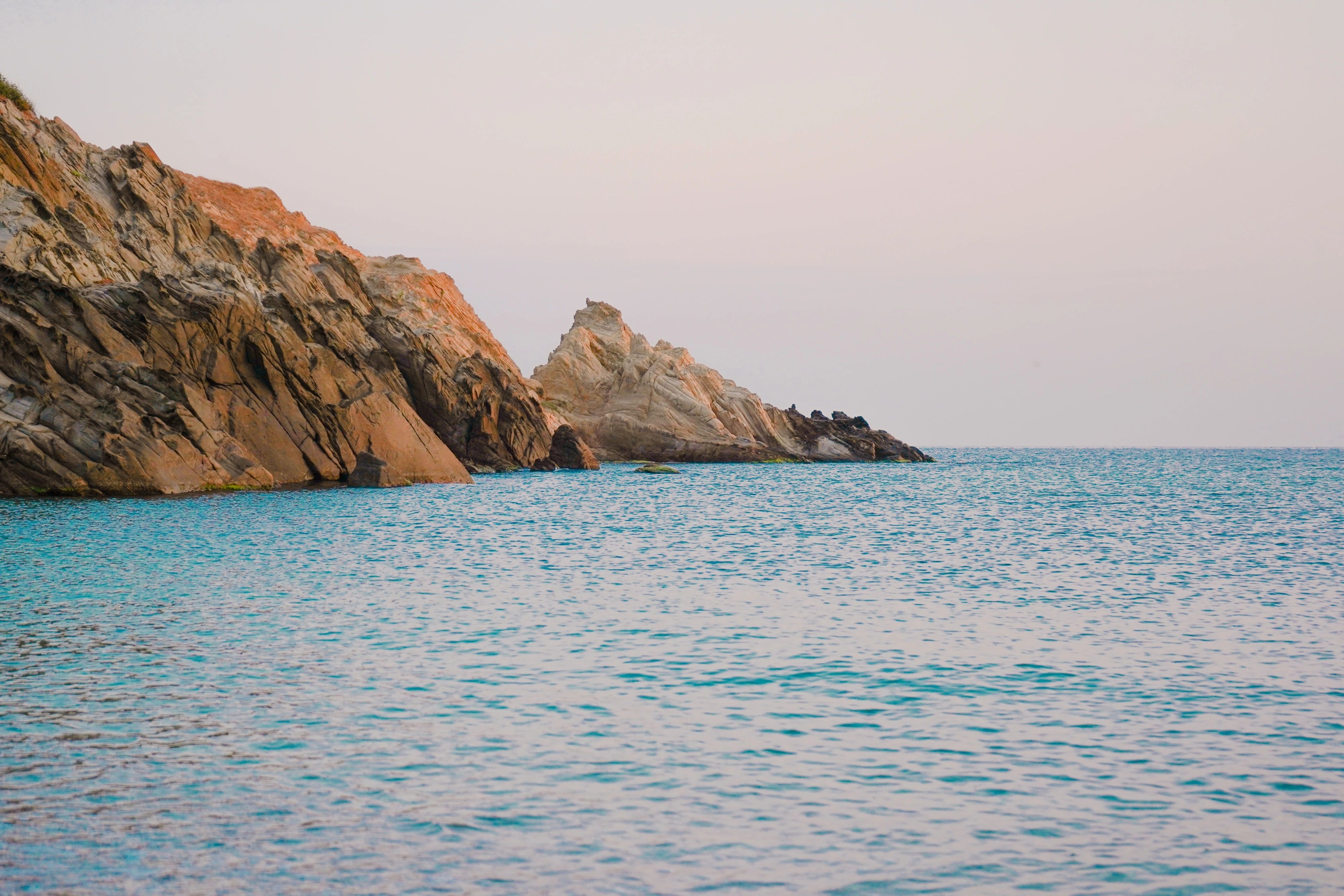 Falaise Côtière Avec Vue Tranquille Sur La Mer · Photo gratuite