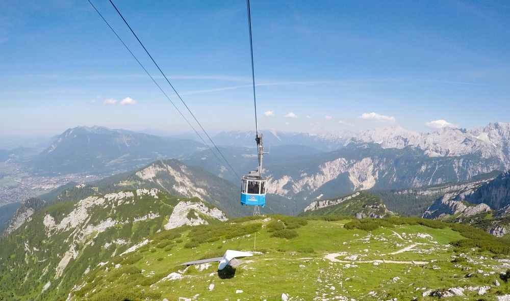 Telecabina care urcă spre vârful Zugspitze în Alpii Bavarezi