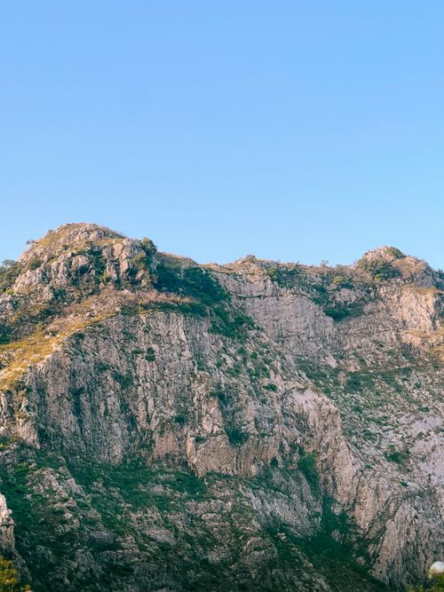 Free Experience the natural beauty of Islamabad's Margalla Hills with this breathtaking mountain landscape. Stock Photo