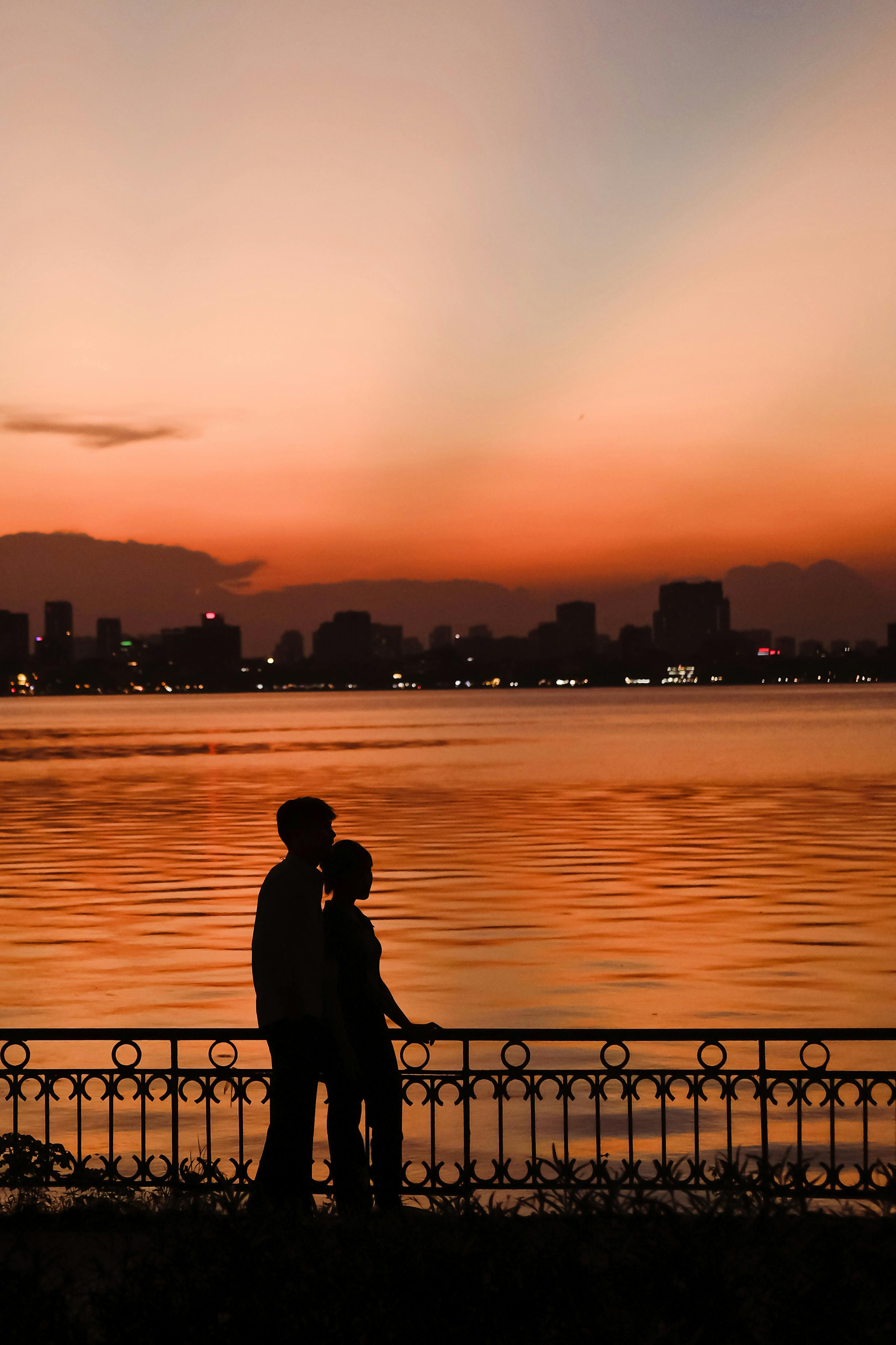 https://images.pexels.com/photos/28751913/pexels-photo-28751913/free-photo-of-romantic-silhouette-at-sunset-in-hanoi.jpeg?auto=compress&cs=tinysrgb&dpr=1&w=500