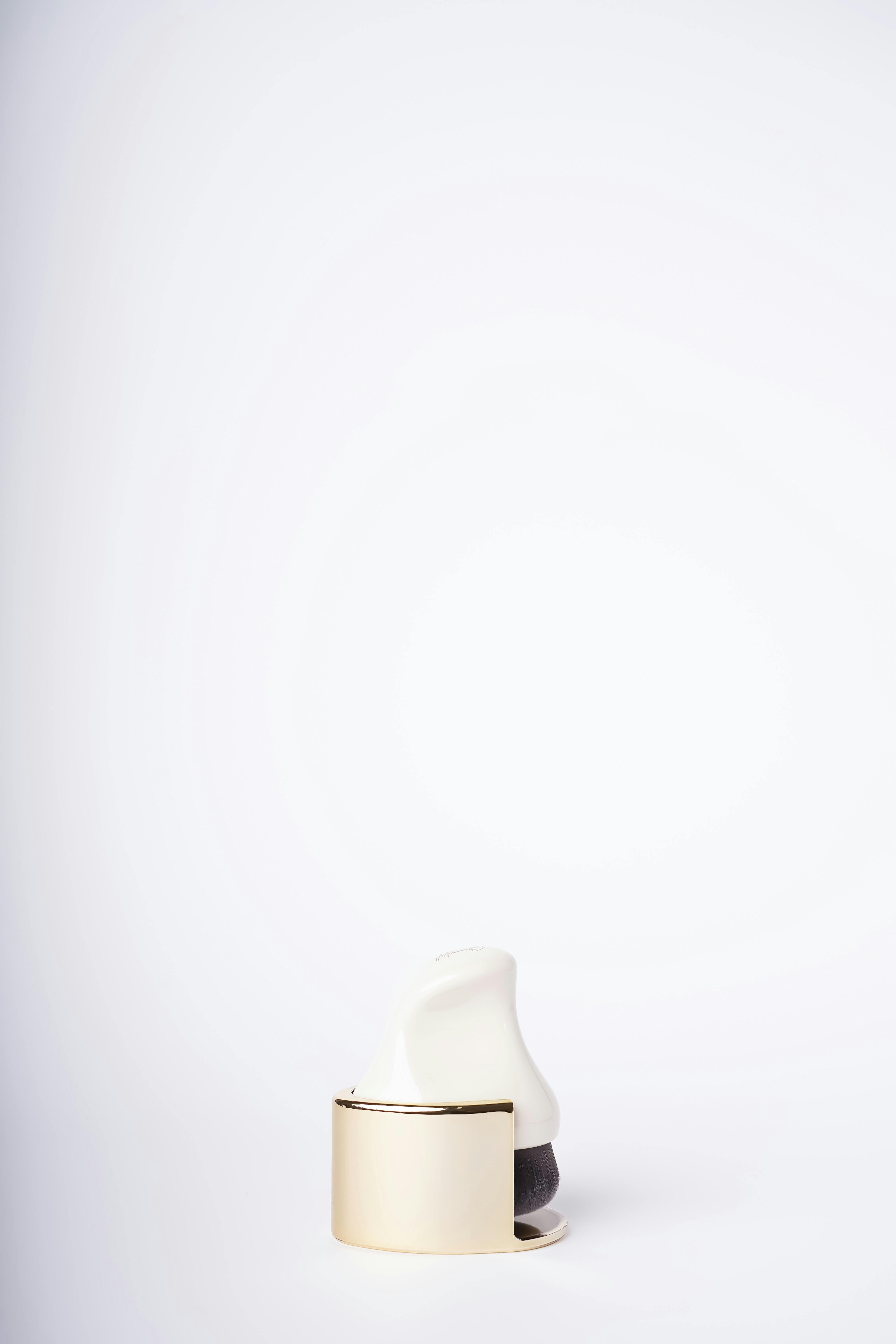 무료 흰색 바탕의 미니멀리스트 골드 및 화이트 데스크 장식품 스톡 사진