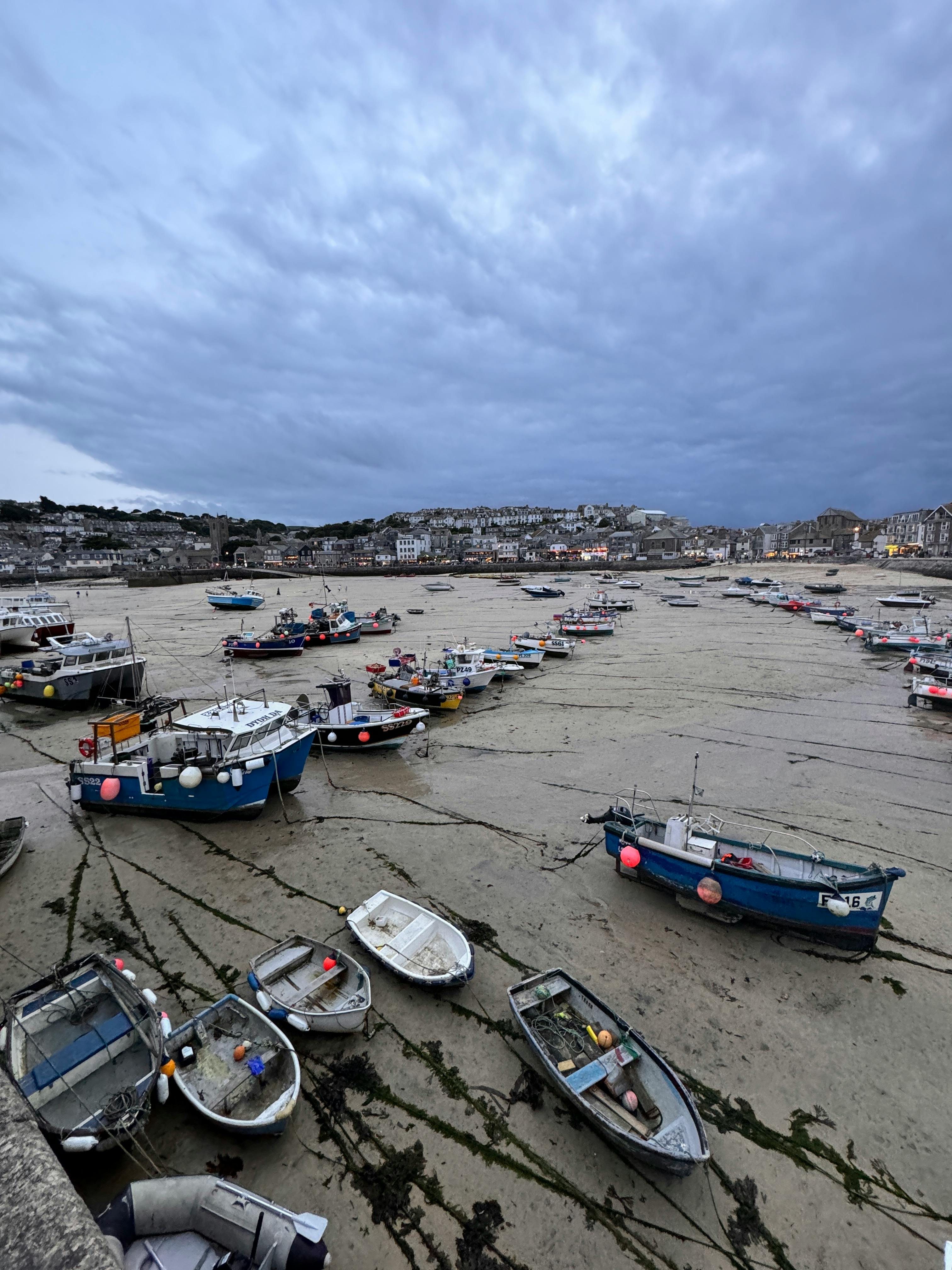 De franc Marea Baixa Al Port De St Ives Amb Vaixells Amarrats Foto d'estoc