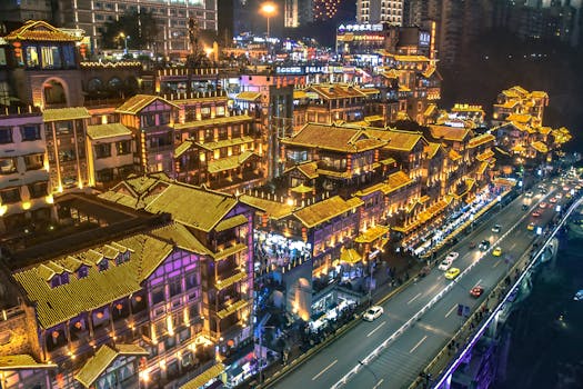 重庆繁华的城市景观中，中国传统建筑的灯光街景令人惊叹