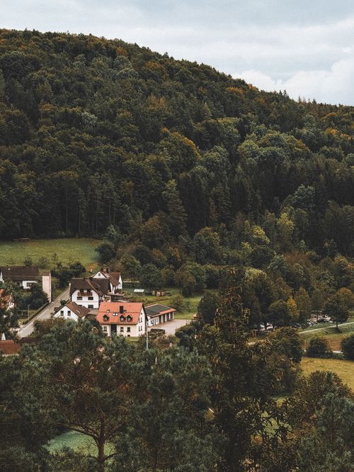 Free Scenic view of Heiligenstadt in Bavaria with charming houses surrounded by dense green forests. Stock Photo