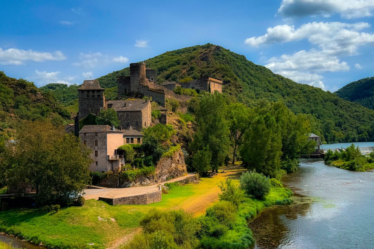 Vue panoramique du village de Brousse-le-Château en Aveyron, entouré de rivières