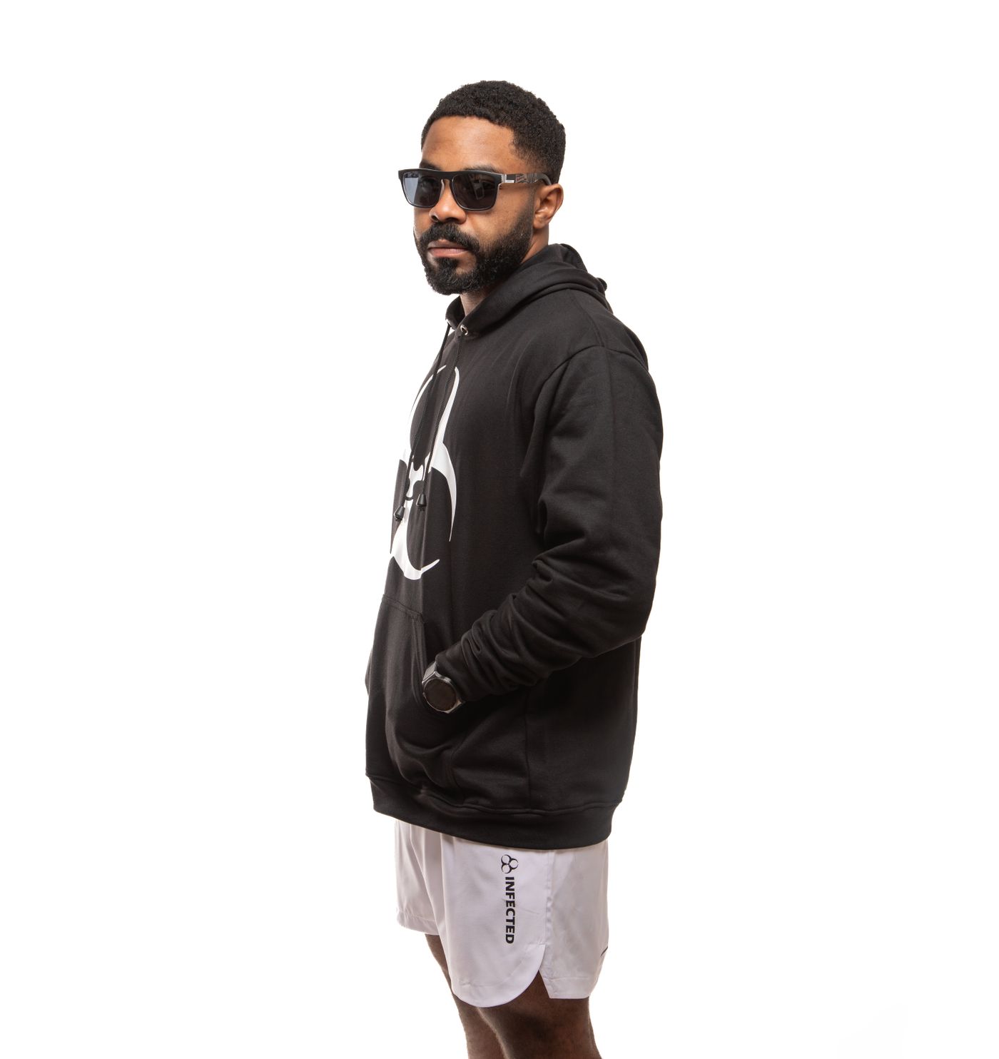 Hombre con hoodie streetwear deportivo