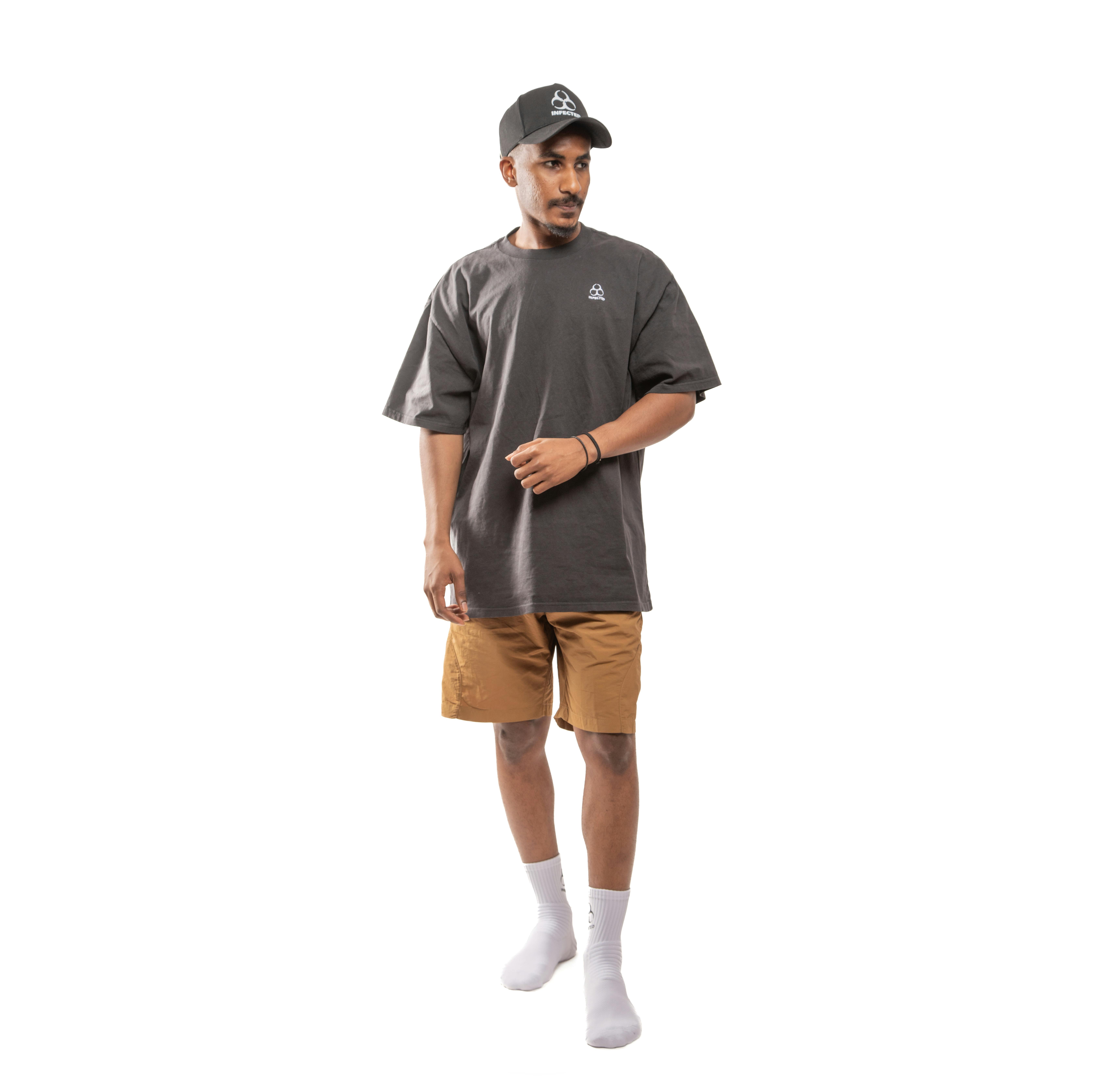 Kostenlos Lässiges Fashionmodel Im übergroßen T Shirt Stock-Foto