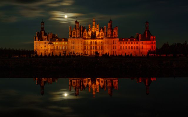 Photo: Susanne Jutzeler, suju-foto on Pexels Night view of Château de Chambord reflecting in water under a full moon.
