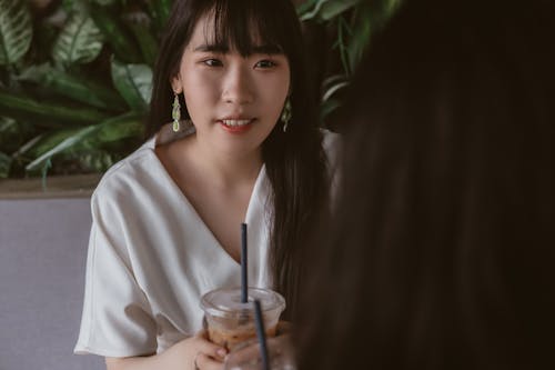 Foto De Mujer Sosteniendo Un Vaso De Plástico