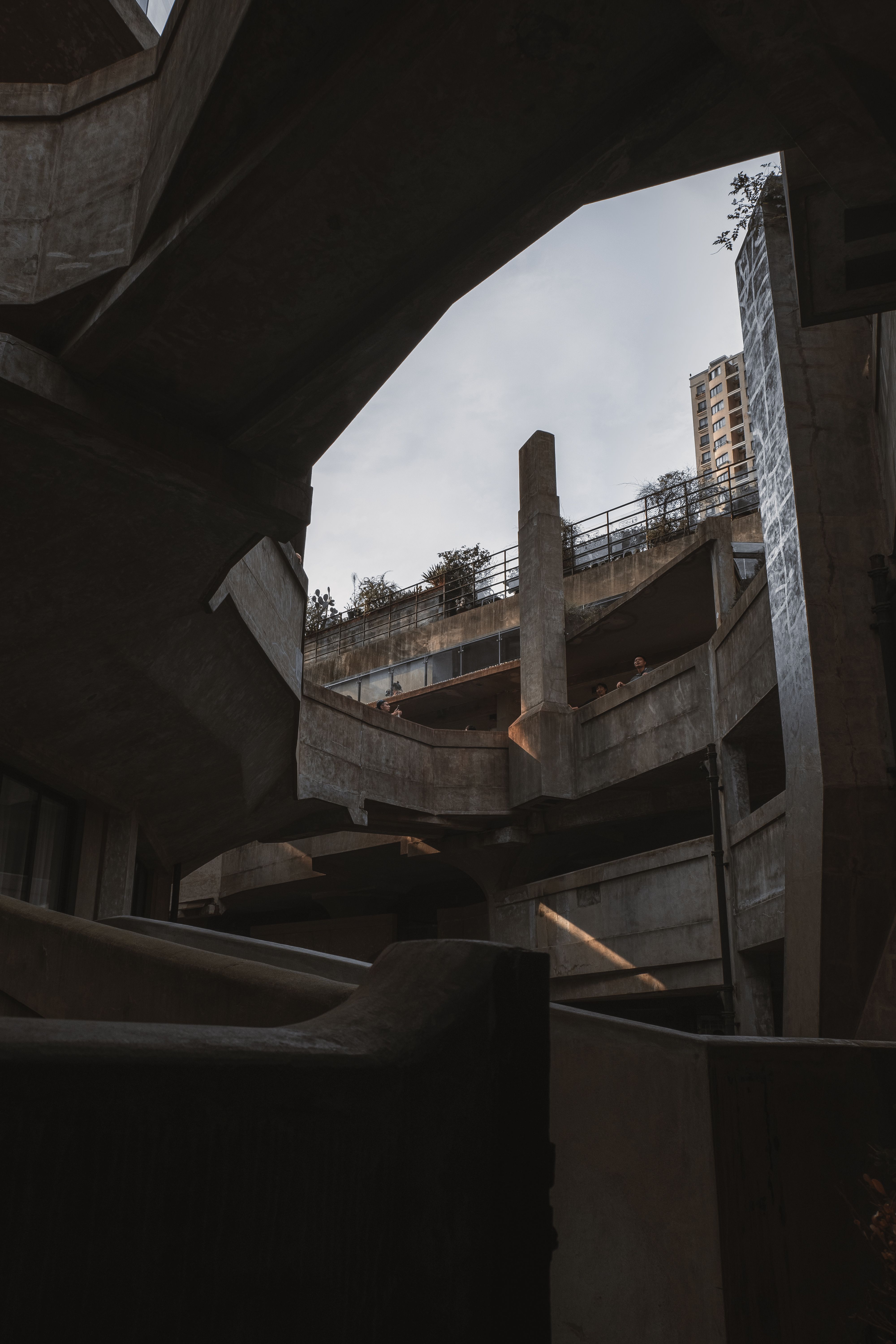 城市中废弃混凝土结构的怪异景观，非常适合建筑爱好者
