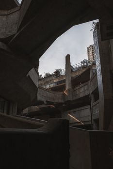 城市中废弃混凝土结构的怪异景观，非常适合建筑爱好者