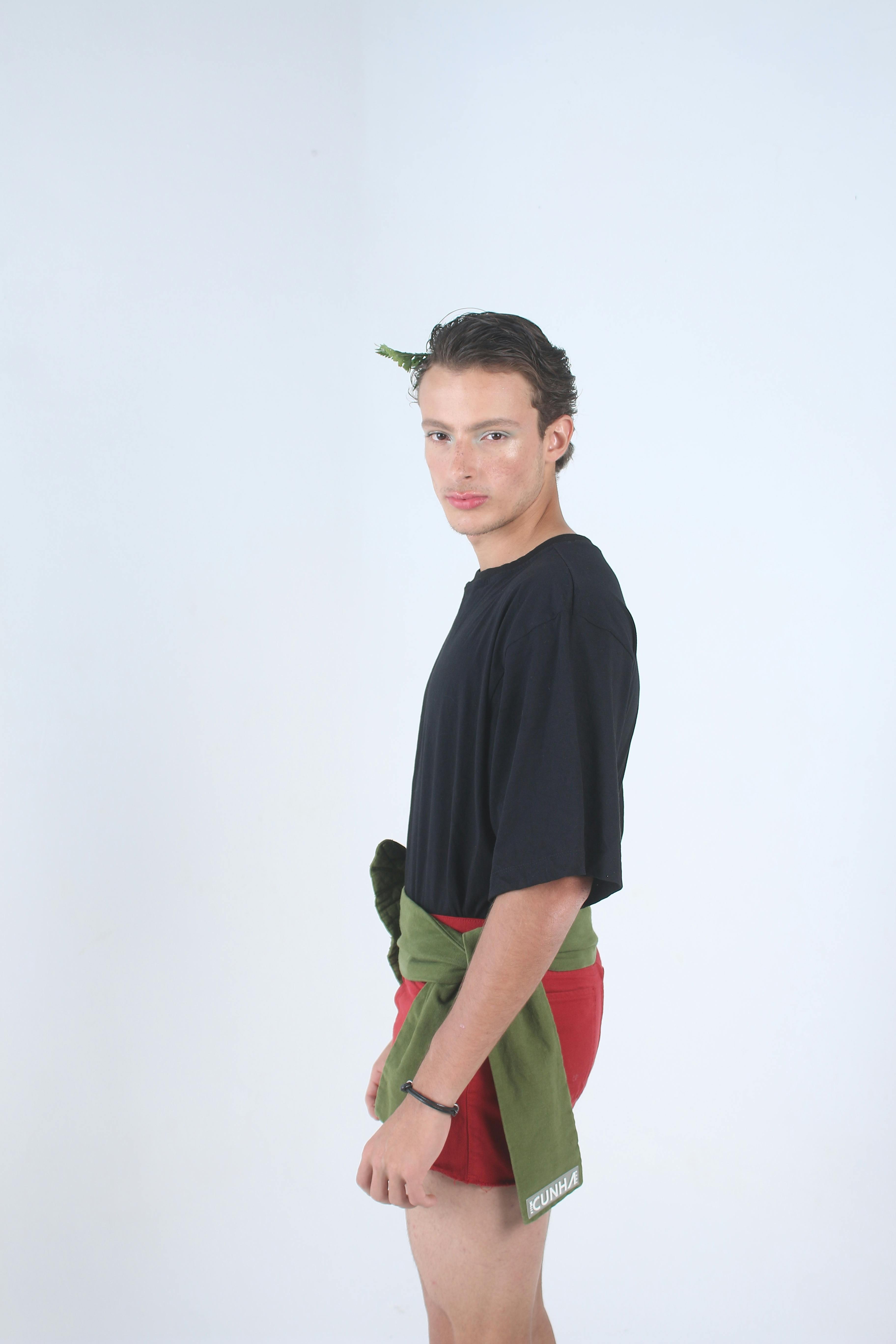 無料 クリエイティブなスタイリングによるモダンなファッションポートレート 写真素材