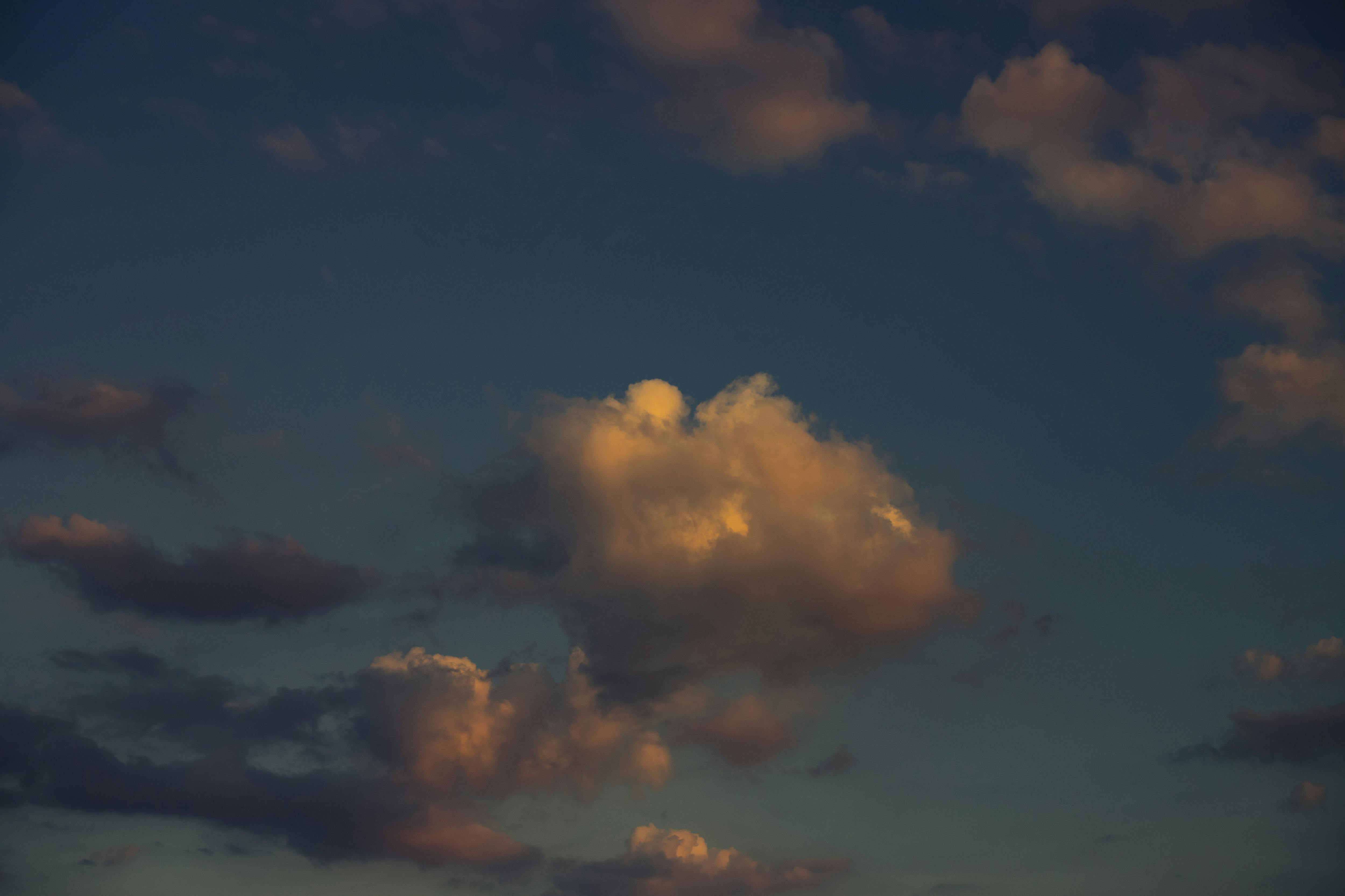 gratis Dramatisch Avondwolkenlandschap Met Zonsonderganggloed Stockfoto