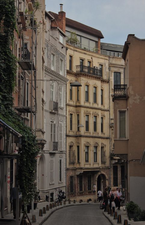Charming European Street with Historic Architecture · Free Stock Photo