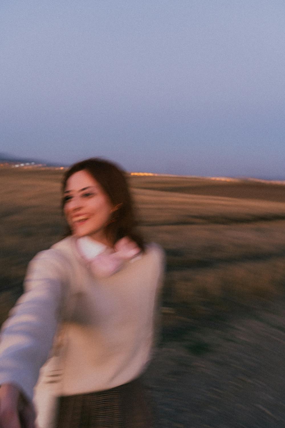 Tourist beim Fotografieren eines Gebäudes