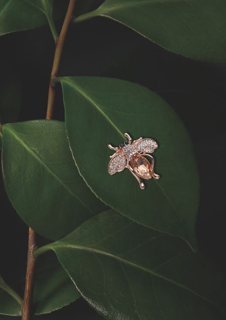 The Ultimate Guide to Rose Gold Leaf Pendants: Style, Craftsmanship, and Sustainability