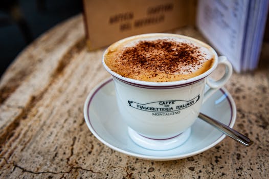 意大利咖啡馆供应的美味卡布奇诺咖啡，捕捉了意大利咖啡文化的精髓