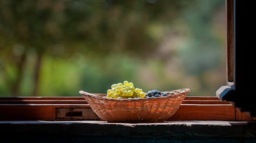 Uvas En Canasta En El Alféizar De La Ventana