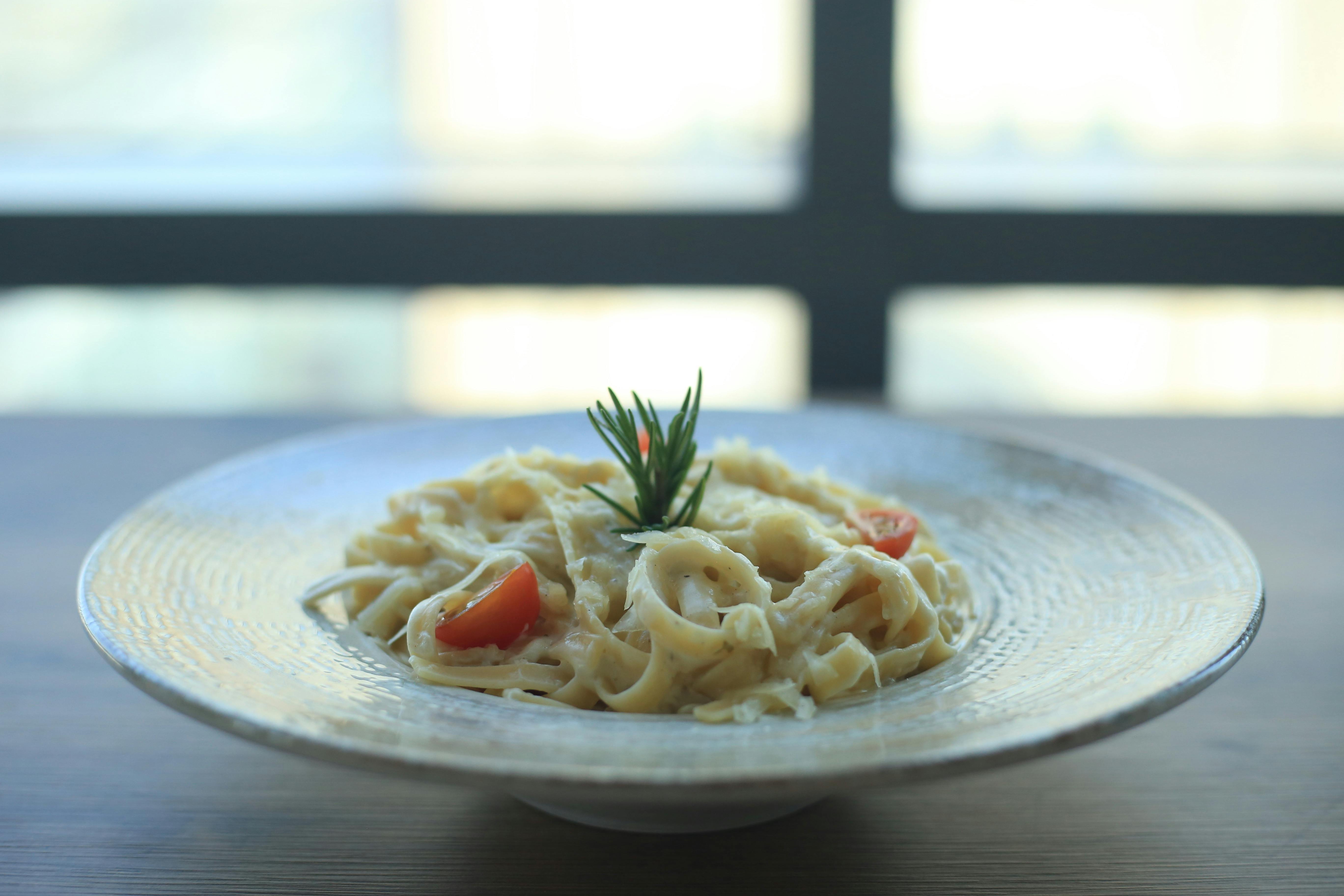 Pasta fresca hecha a mano sobre una tabla