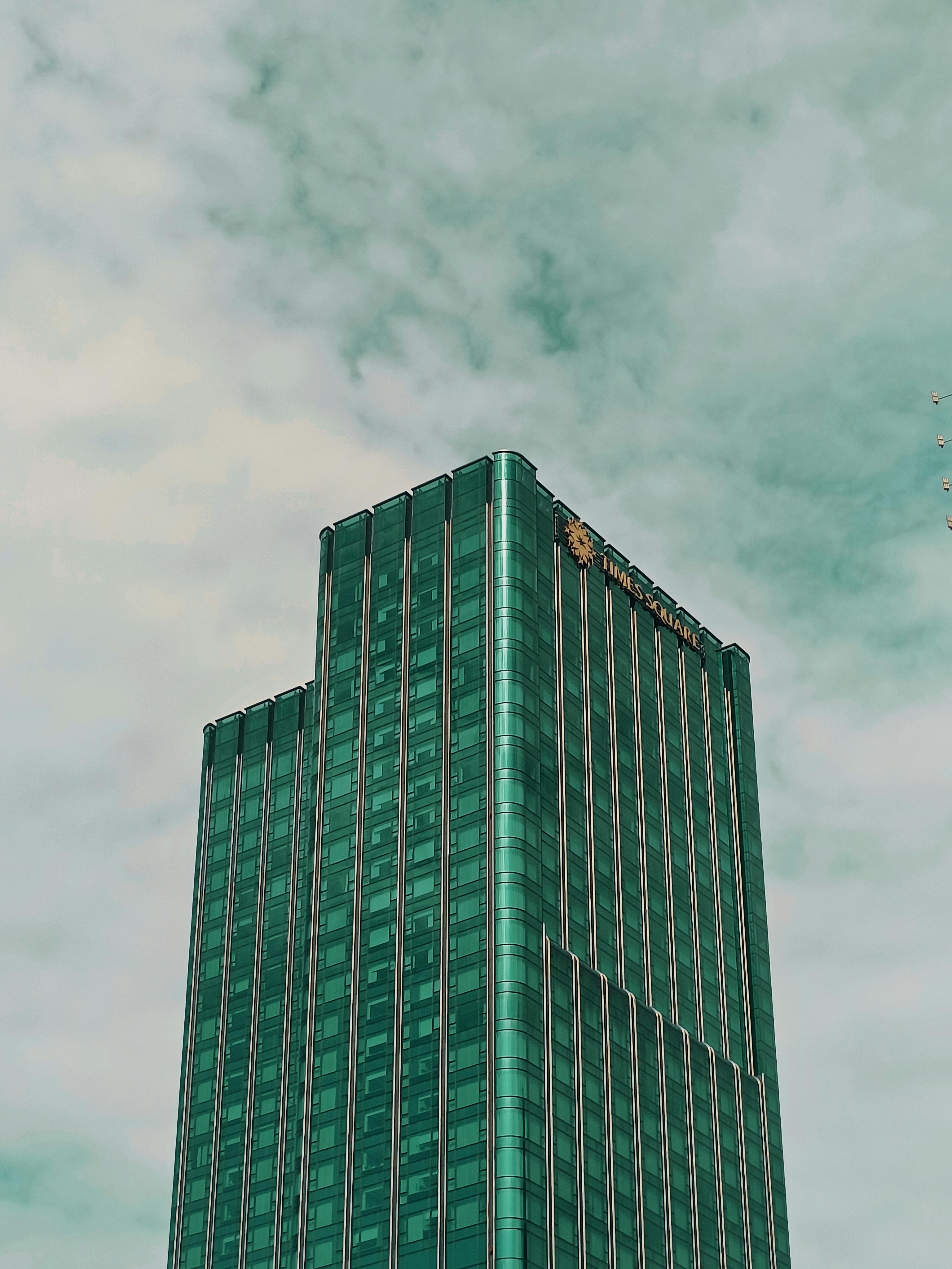 Gratuit Zgârie Nori Modern De Sticlă înalt împotriva Cerului înnorat Fotografie de stoc