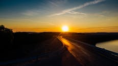 在田纳西州查塔努加，一条蜿蜒的道路靠近水边，沿途风景秀丽，日落景色尤为迷人