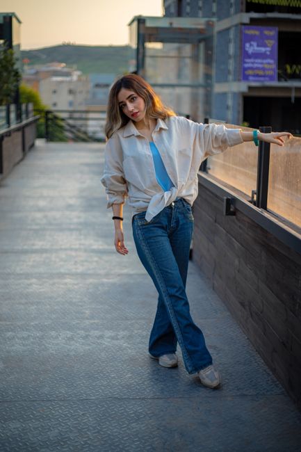 Camisa oversize anudada con pantalón acampanado, ahora mismo lo combino con todo ✨
#lookdeldia #cream #shirt #jeans