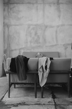 简约的单色房间配有沙发和休闲服装，显得时尚而休闲