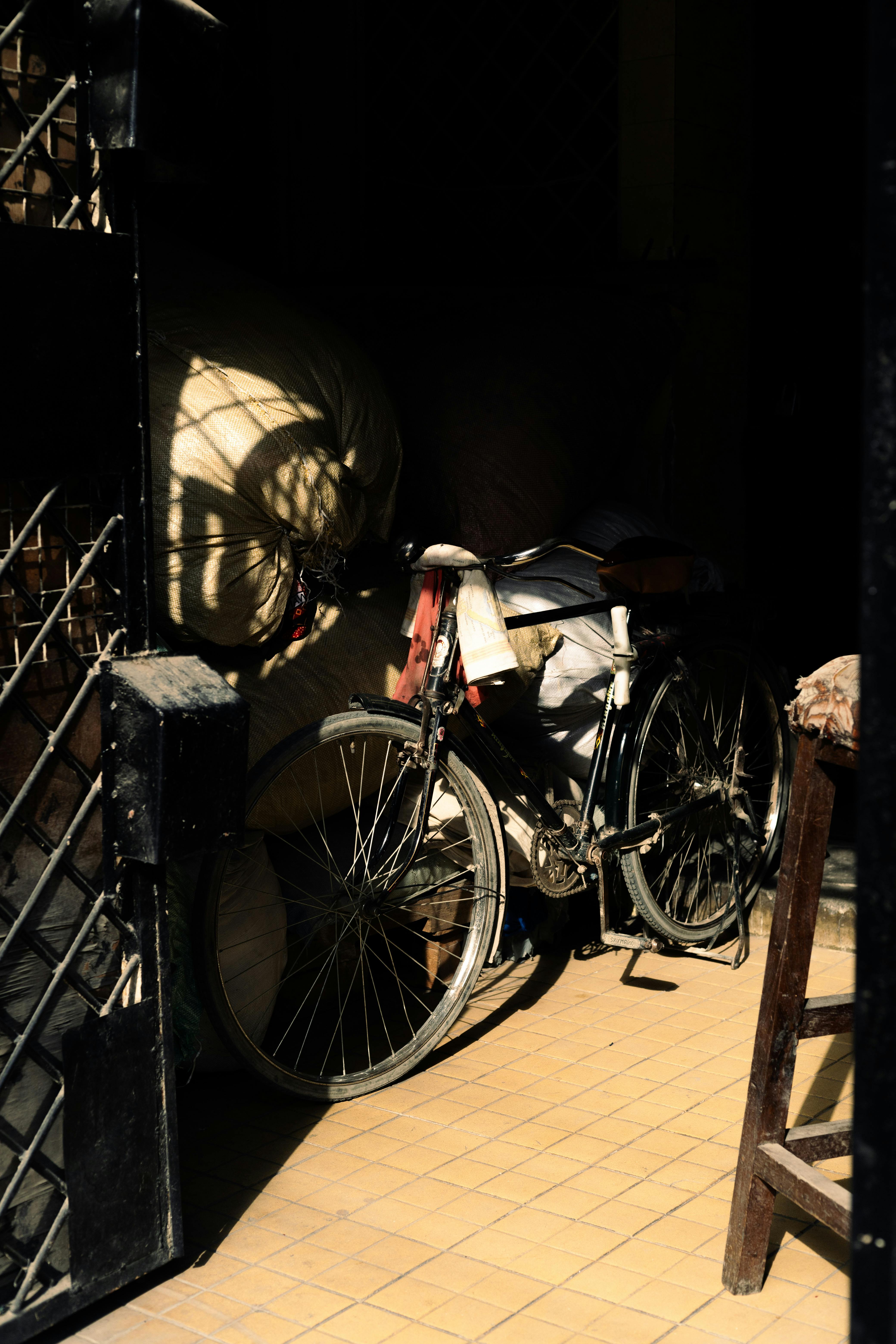 Gratuit Bicicletă De Epocă Pe Aleea Luminată De Soare Fotografie de stoc