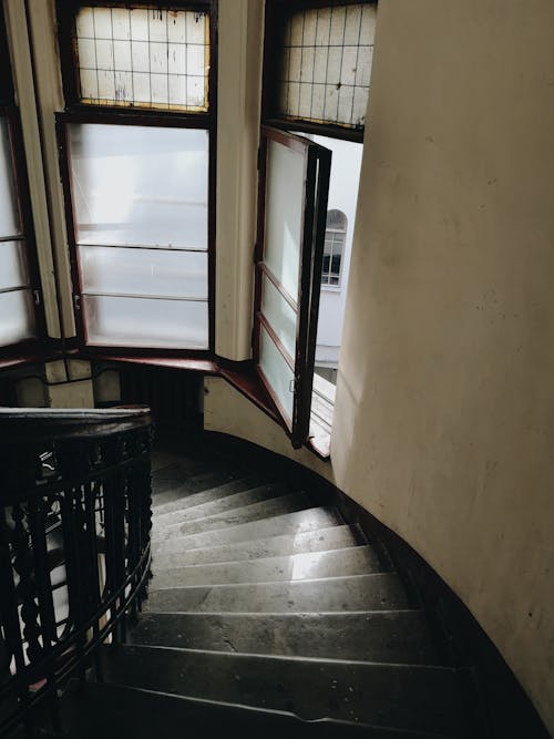 бесплатная Фото открытого окна возле лестницы Стоковое фото