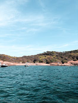 清澈的蓝色海水环绕着岩石岛，船只在其中穿行，这美丽的海景是完美的旅行灵感