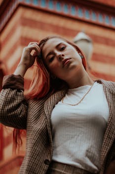 一位身着休闲服的女子，以时尚姿态俯视着户外