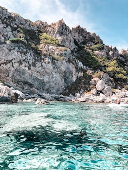 在晴朗的蓝天下，探索岩石海岸线，绿松石水域令人惊叹，适合夏季旅行