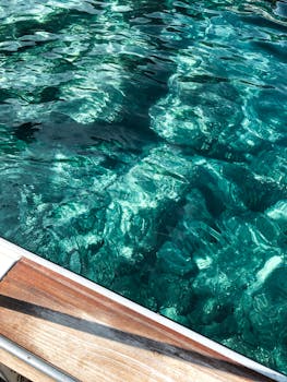 木制甲板下是令人惊叹的绿松石水，这景象是完美的旅行灵感