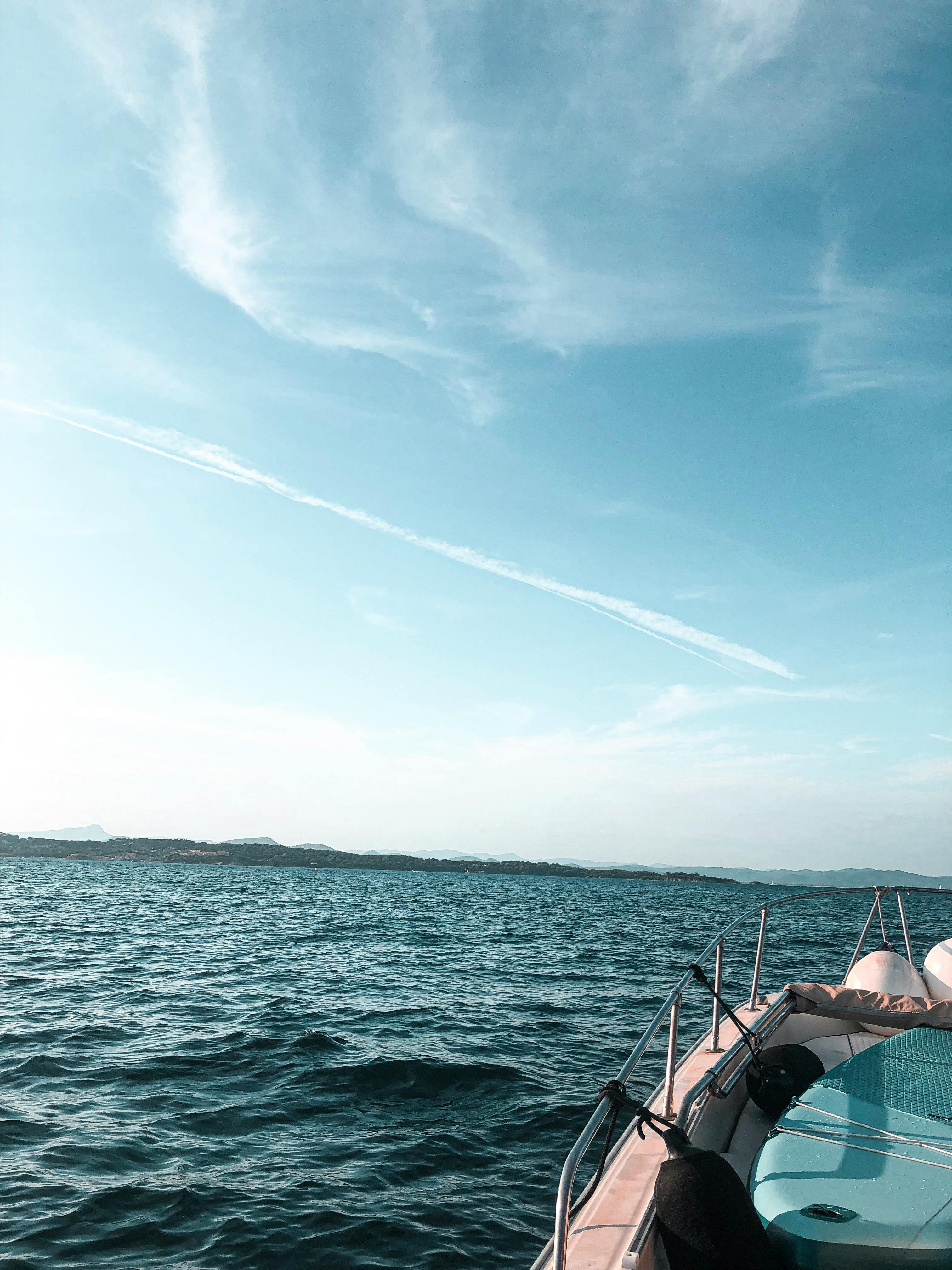 从船上可以望见清澈蓝天下宁静的海景，是旅行和休闲的理想选择