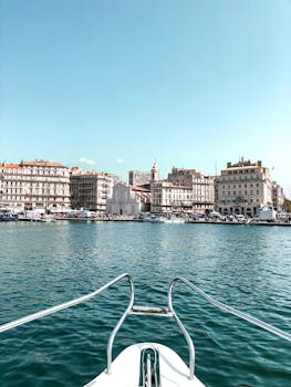 从船上可以欣赏到马赛海滨和历史建筑如画的风景