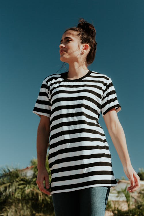 Mujer Vistiendo Camiseta Con Cuello Circular De Rayas Blancas Y Negras
