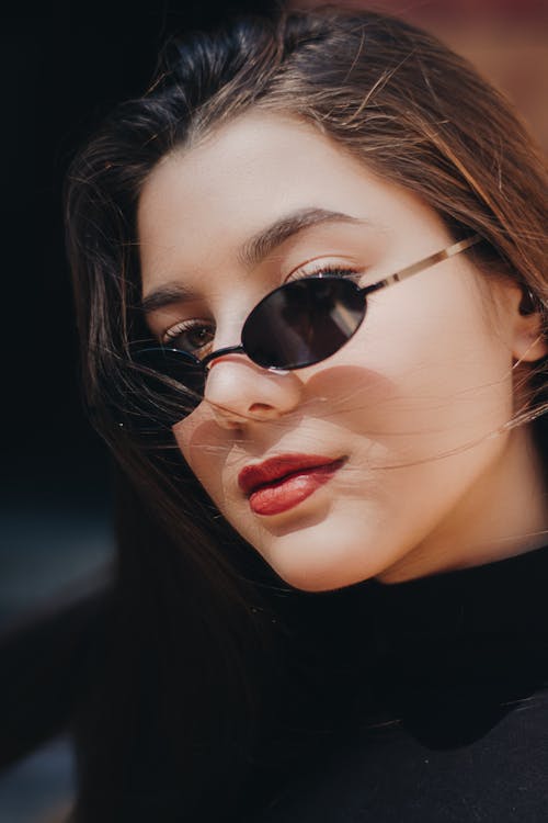 Foto Retrato De Mujer Con Gafas De Sol