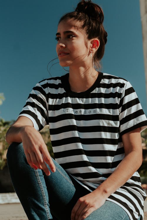 Foto De Una Mujer Vestida Con Camiseta Con Cuello Circular De Rayas Blancas Y Negras