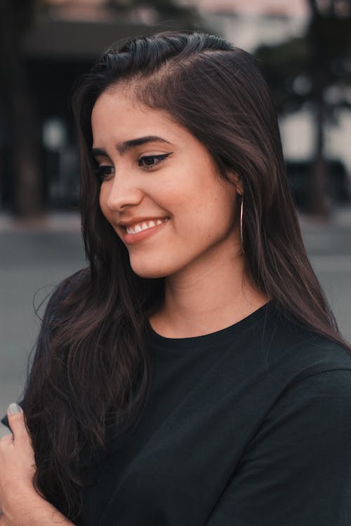 Foto Retrato De Mujer Sonriente Con Una Camiseta Negra Con Cuello Redondo