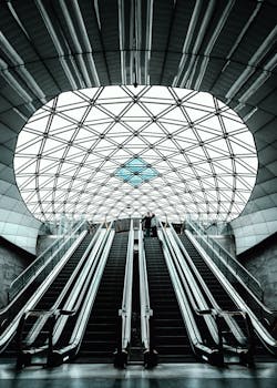 马尔默地铁站的现代建筑设计设有自动扶梯和巨大的天花板