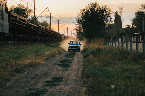 道路上の青い車