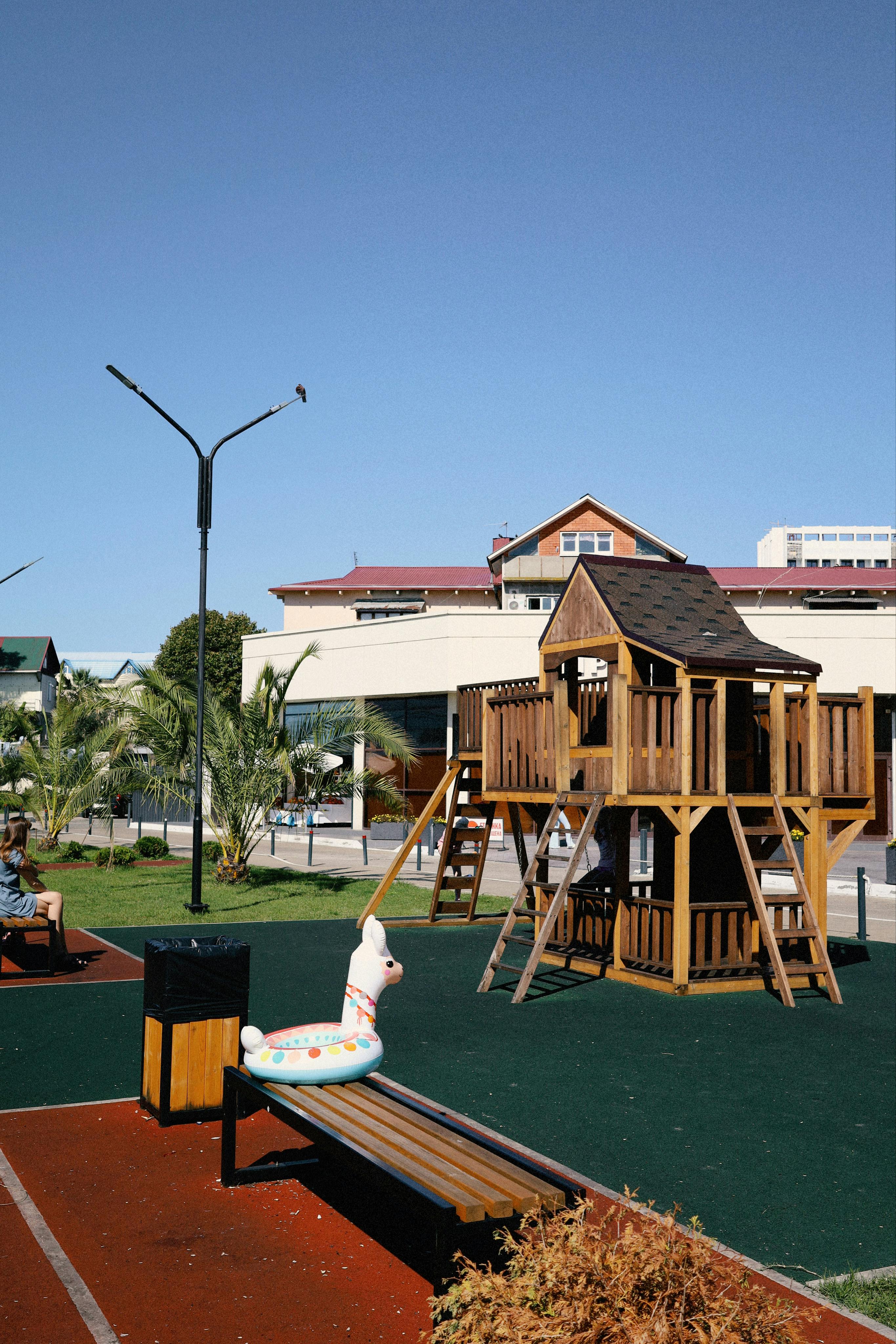 Echipamente de joacă noi și mobilier urban în parc, Timișoara