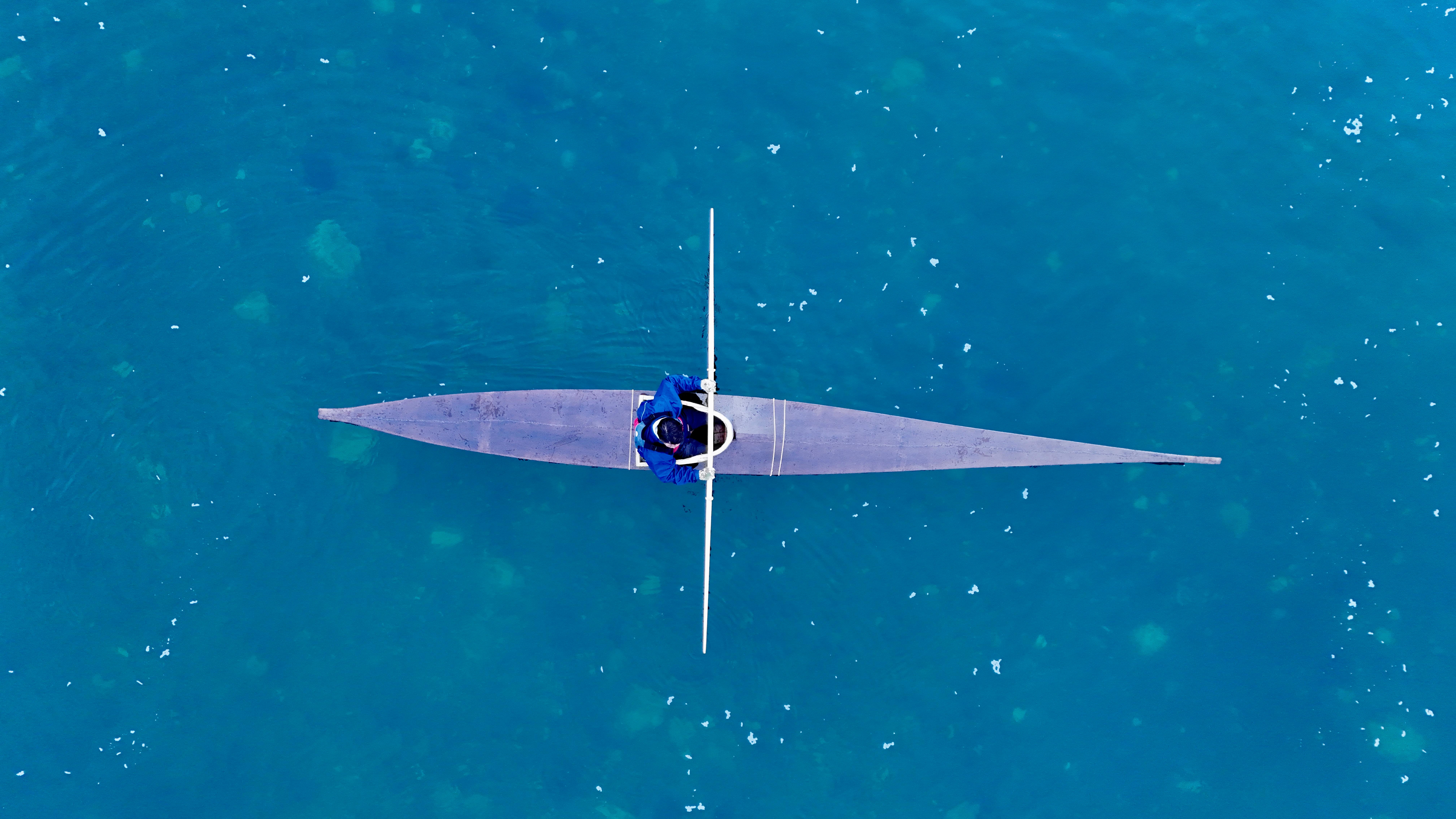 Miễn phí Ngắm Cảnh Trên Không Bằng Thuyền Kayak Trên Mặt Nước Xanh Biếc Ảnh lưu trữ