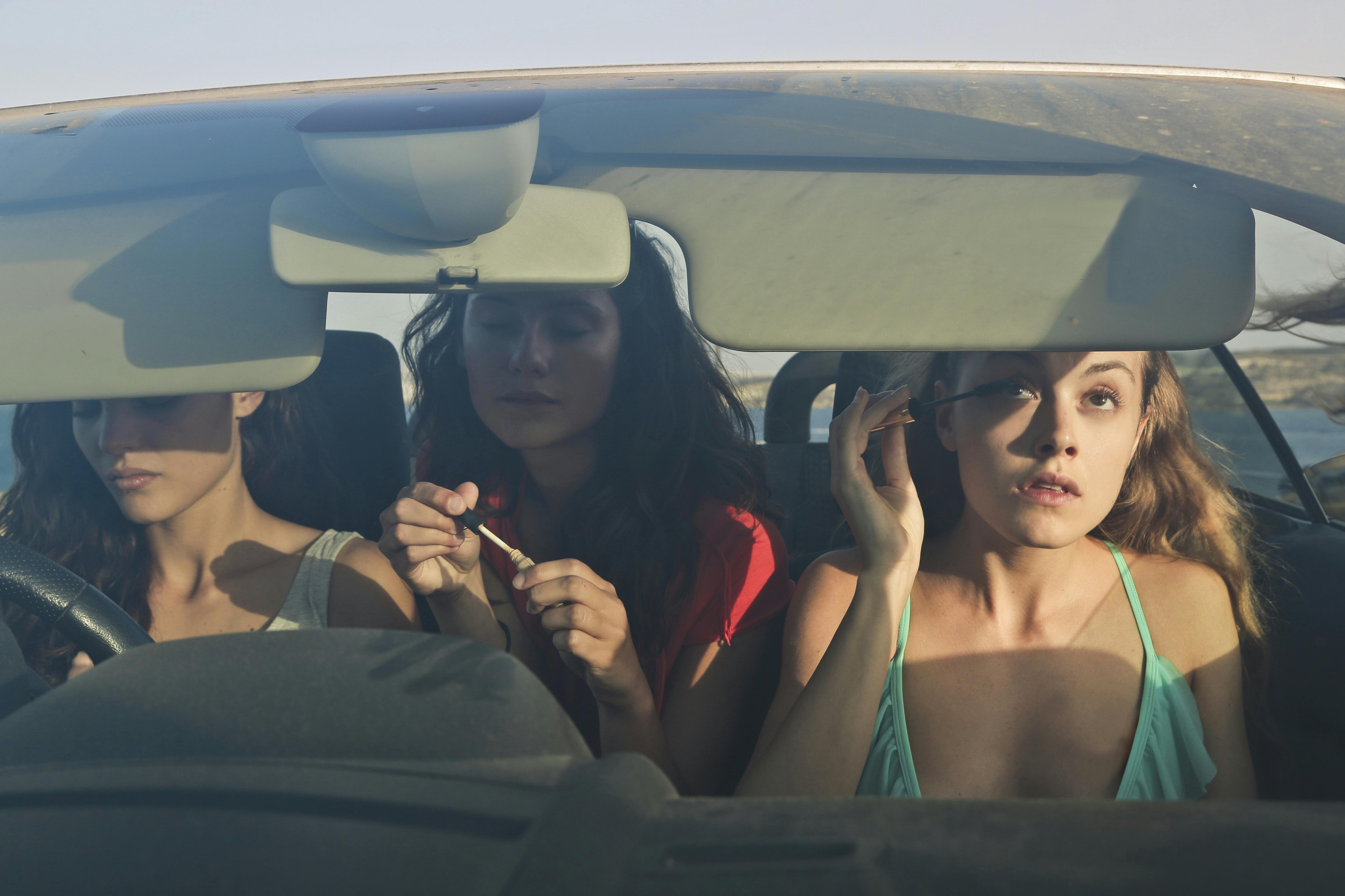 免費 三個朋友在車上化妝 圖庫相片