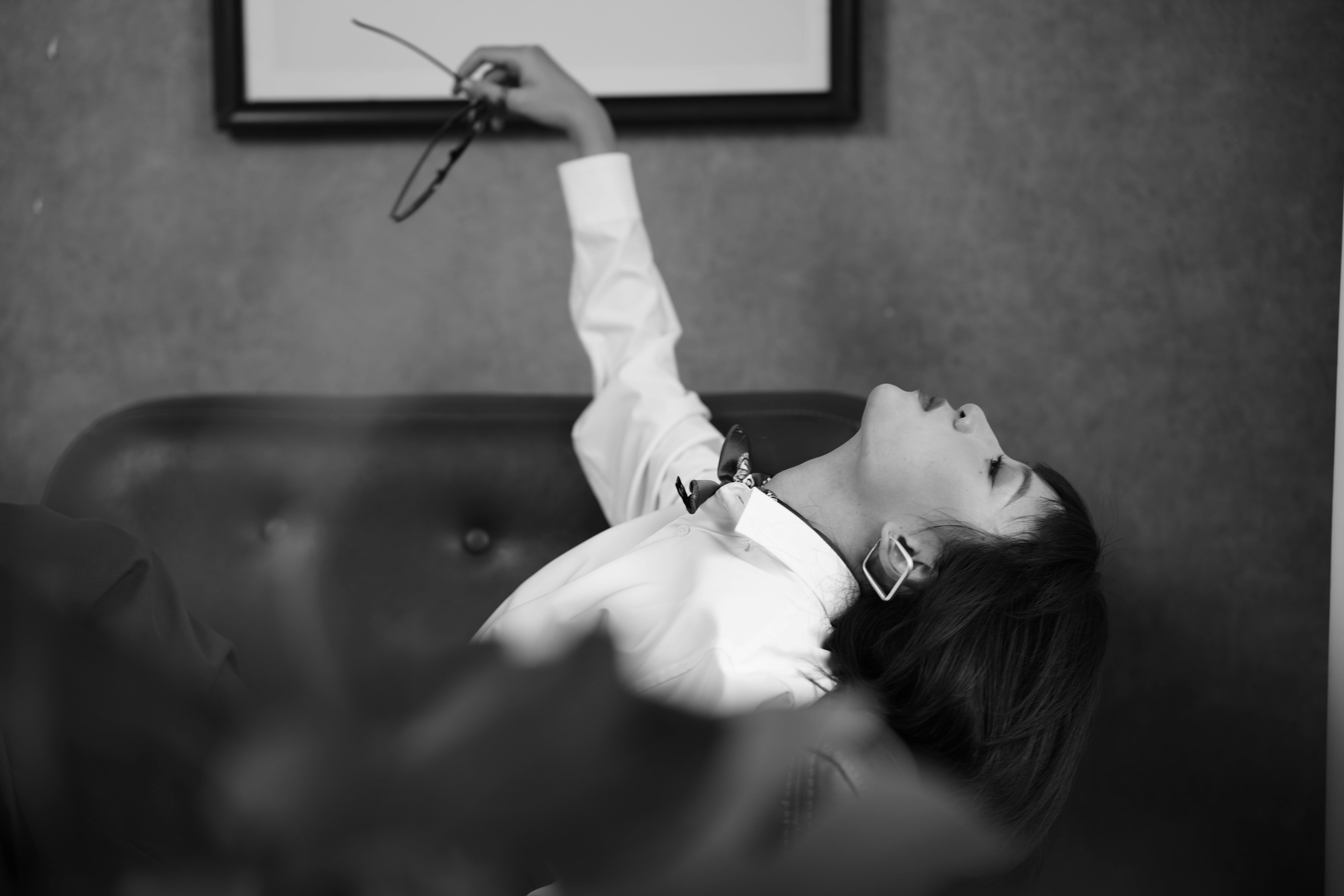 Gratis Ritratto Di Donna Elegante Sdraiata In Bianco E Nero Foto a disposizione