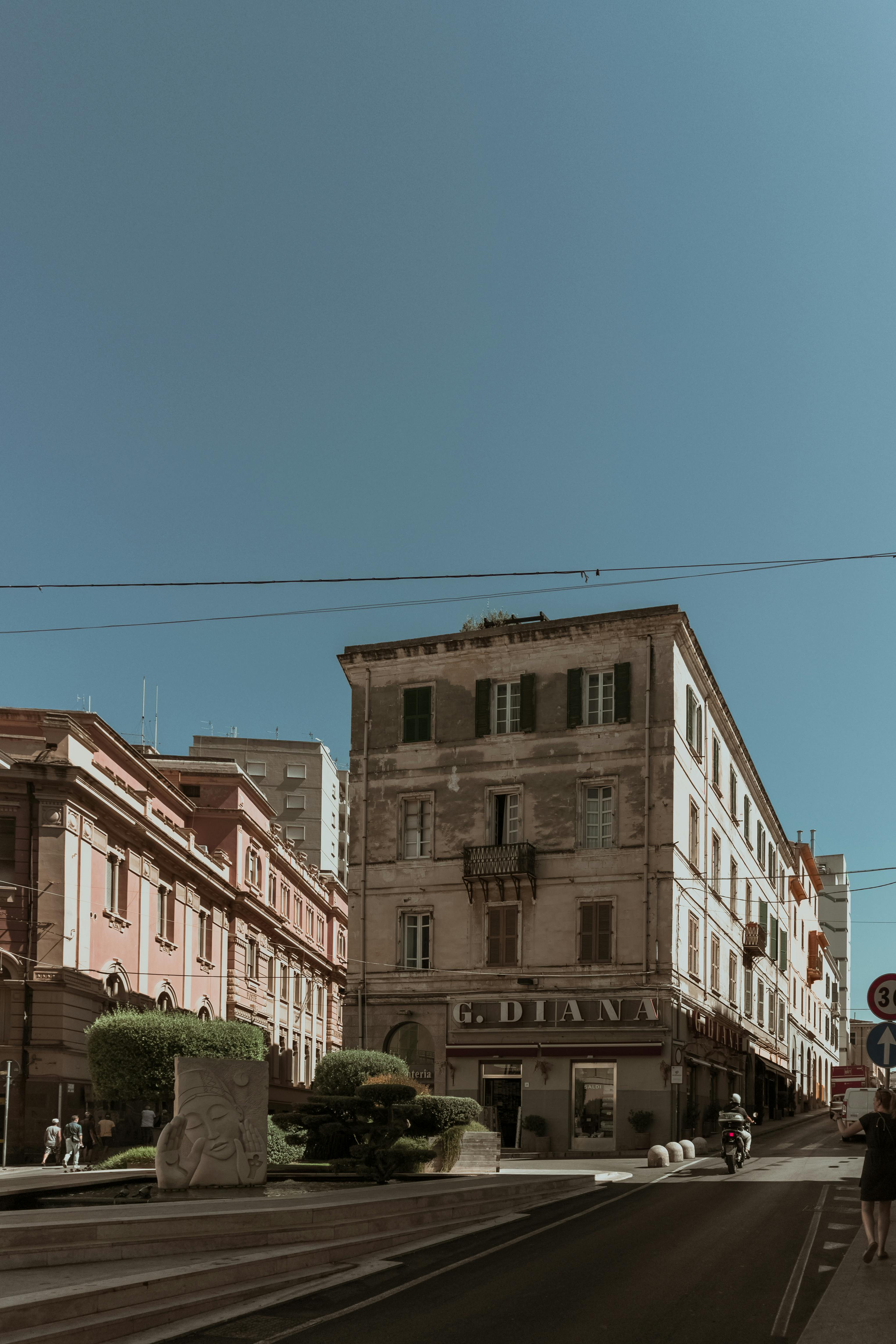 Weißes Und Graues Betongebäude · Kostenloses Stock Foto