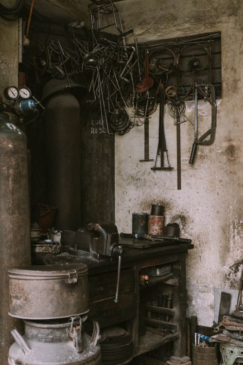 Free A vintage workshop crammed with old tools and machinery, evoking a nostalgic industrial atmosphere. Stock Photo