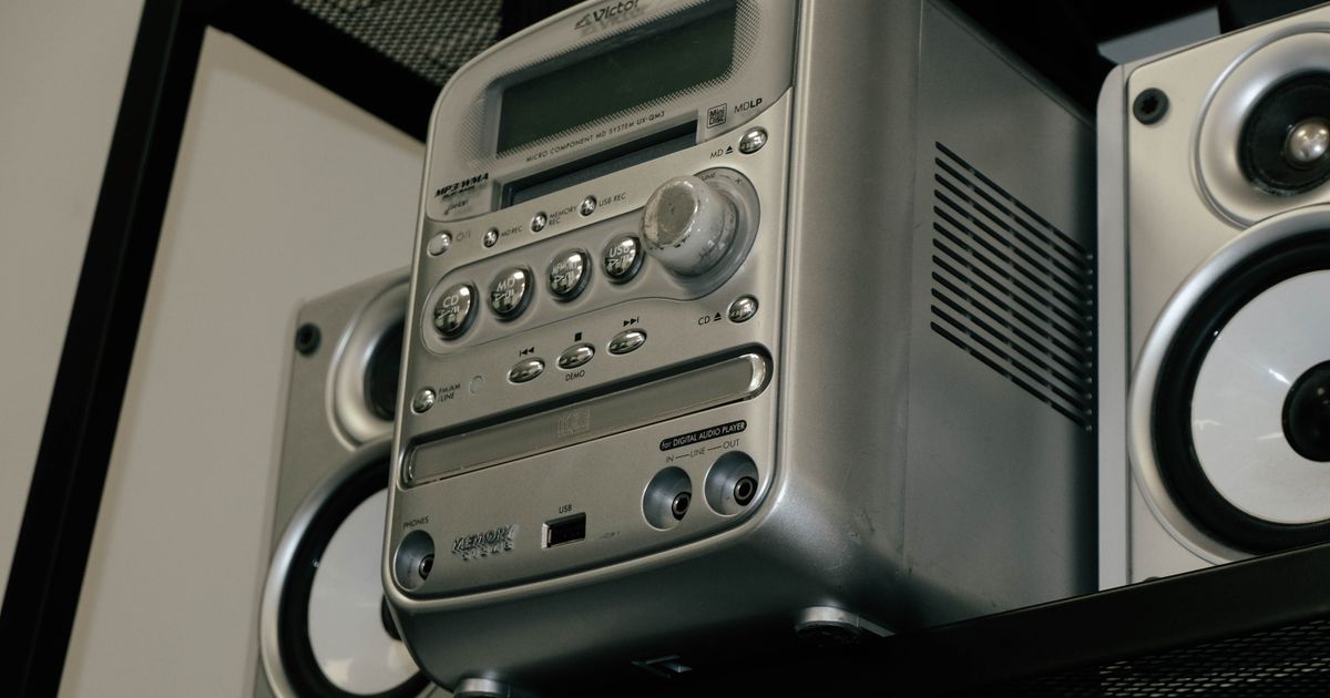 Stříbrný mikrosystém s CD přehrávačem, sluchátkovým výstupem a USB portem v polici