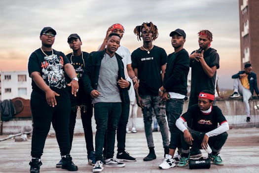 一群时尚的男人在德班的屋顶上，于日落时分自信地摆着姿势，尽显都市风尚